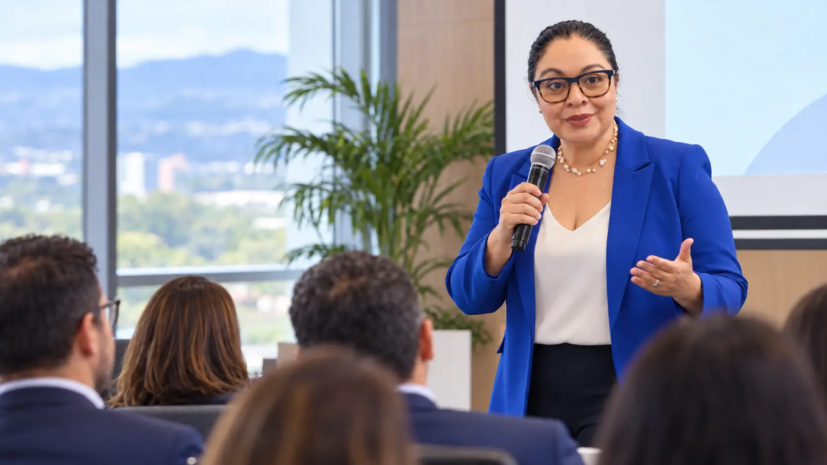 Shalom Smiley brinda una charla profesional ante una sala con público